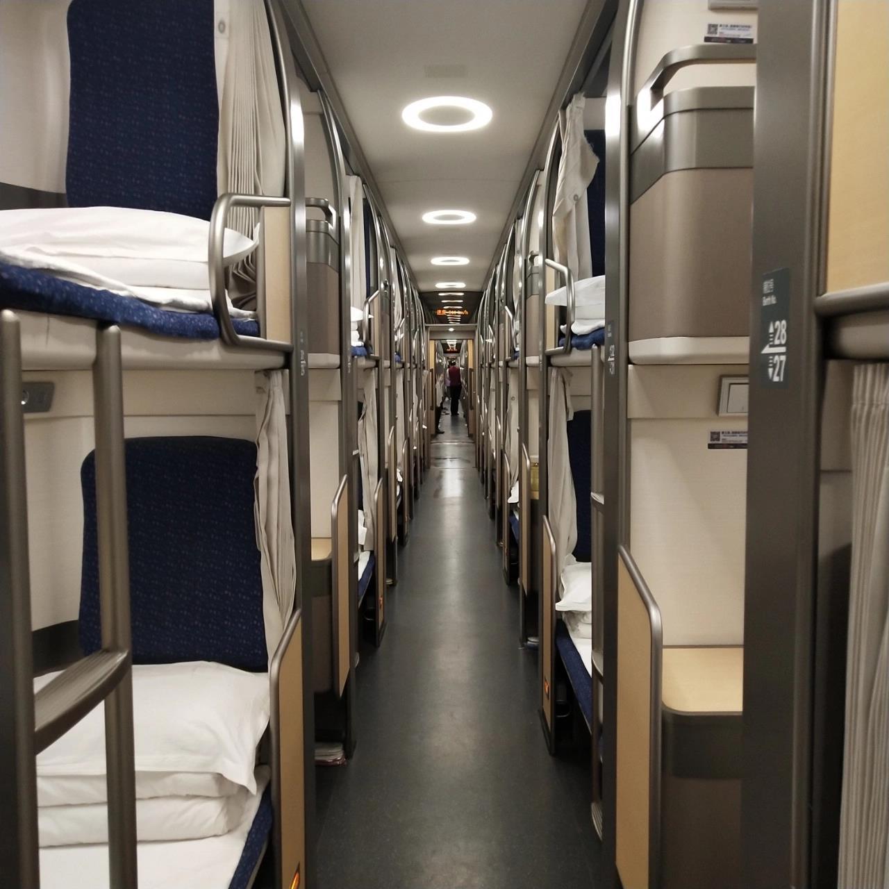 8215动卧的卧铺是竖向排列,顺车的运行方向,一边只有上下两个铺