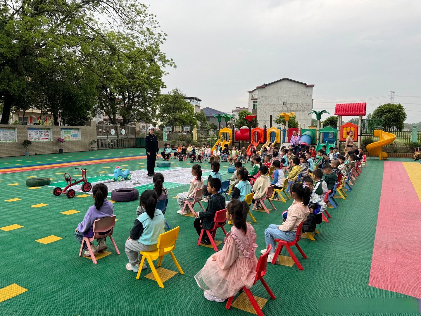 保证幼儿健康成长,4月16日,临湘市公安局交警大队在桃林公立幼儿园