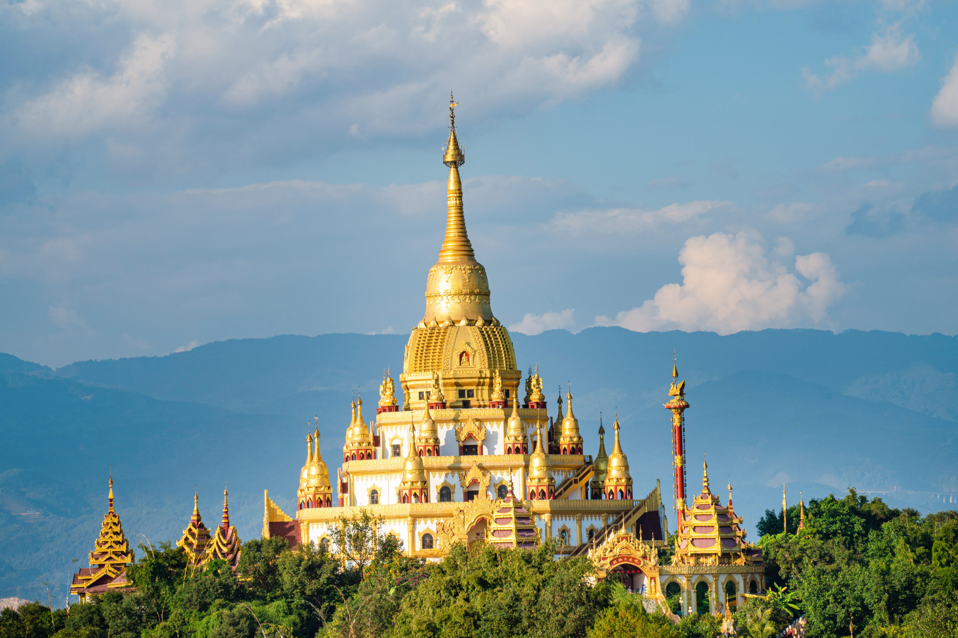 在芒市城边雷牙让山上,不只有璀璨夺目的大金塔,更有一座交相辉映的大