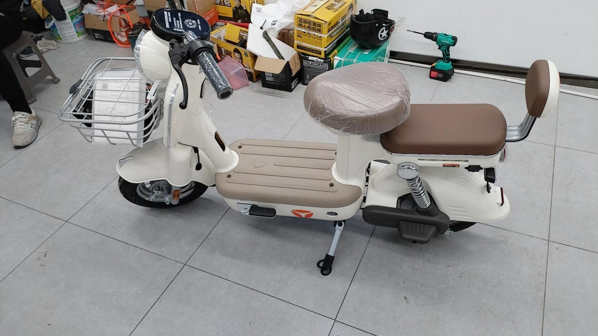 雅迪冠能奢享摩登标准版配48v23a新车新电池质保2年石墨烯电池可以路