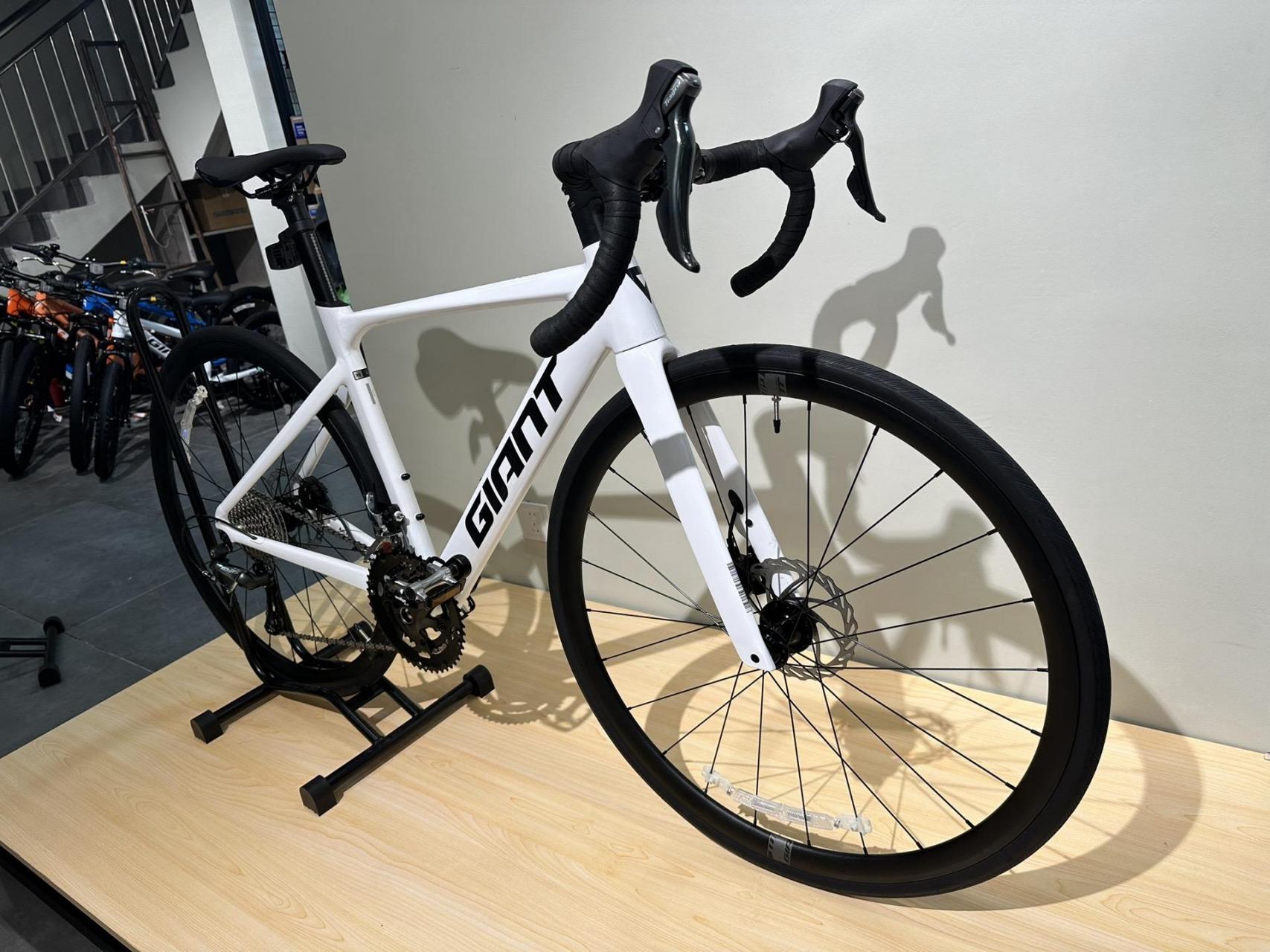 捷安特全新推出pcrltd2公路车,该车采用aluxxsl顶级铝合金打造,外观