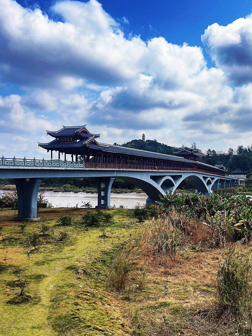 从桥上走过,你将到达一片美丽的湿地 连江的"含光廊桥" 位于江滨东路