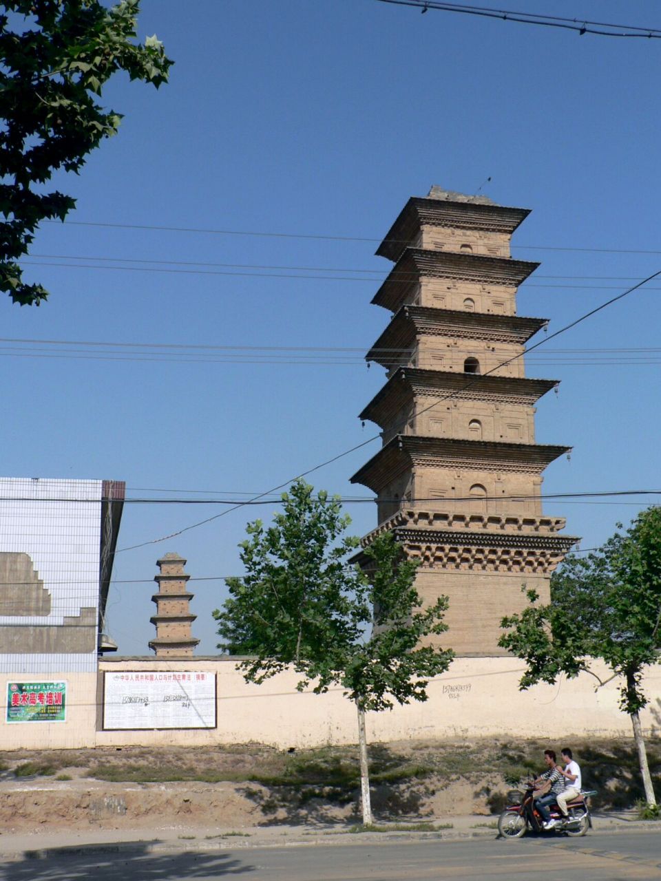 山西临猗妙道寺双塔旧影 妙道寺双塔在山西运城市临猗县双塔北路东侧