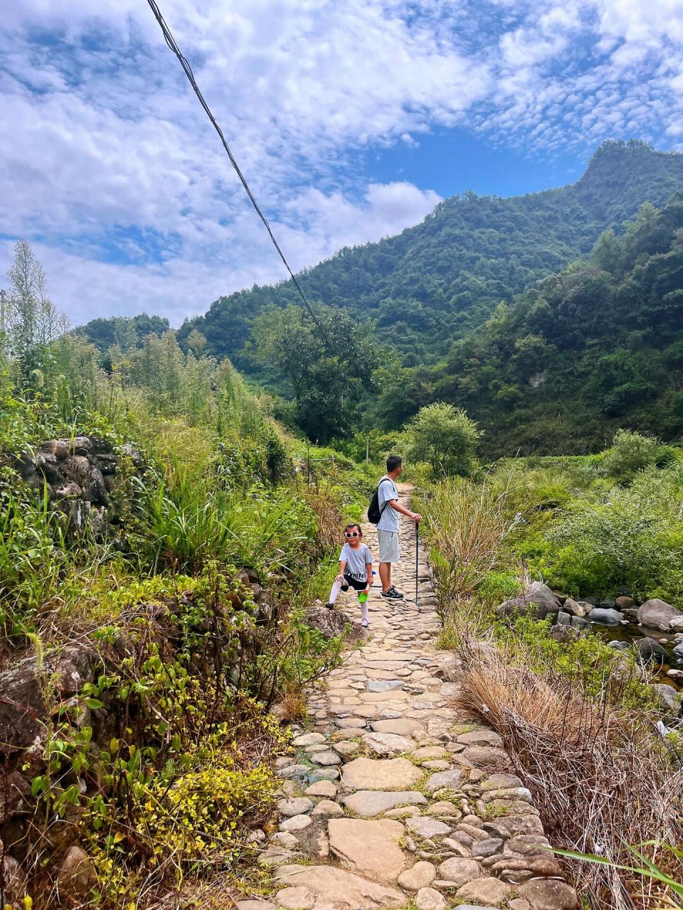浙江省绍兴市新昌县有一条古道,从镜岭镇溪西村经小泉溪村,安山村