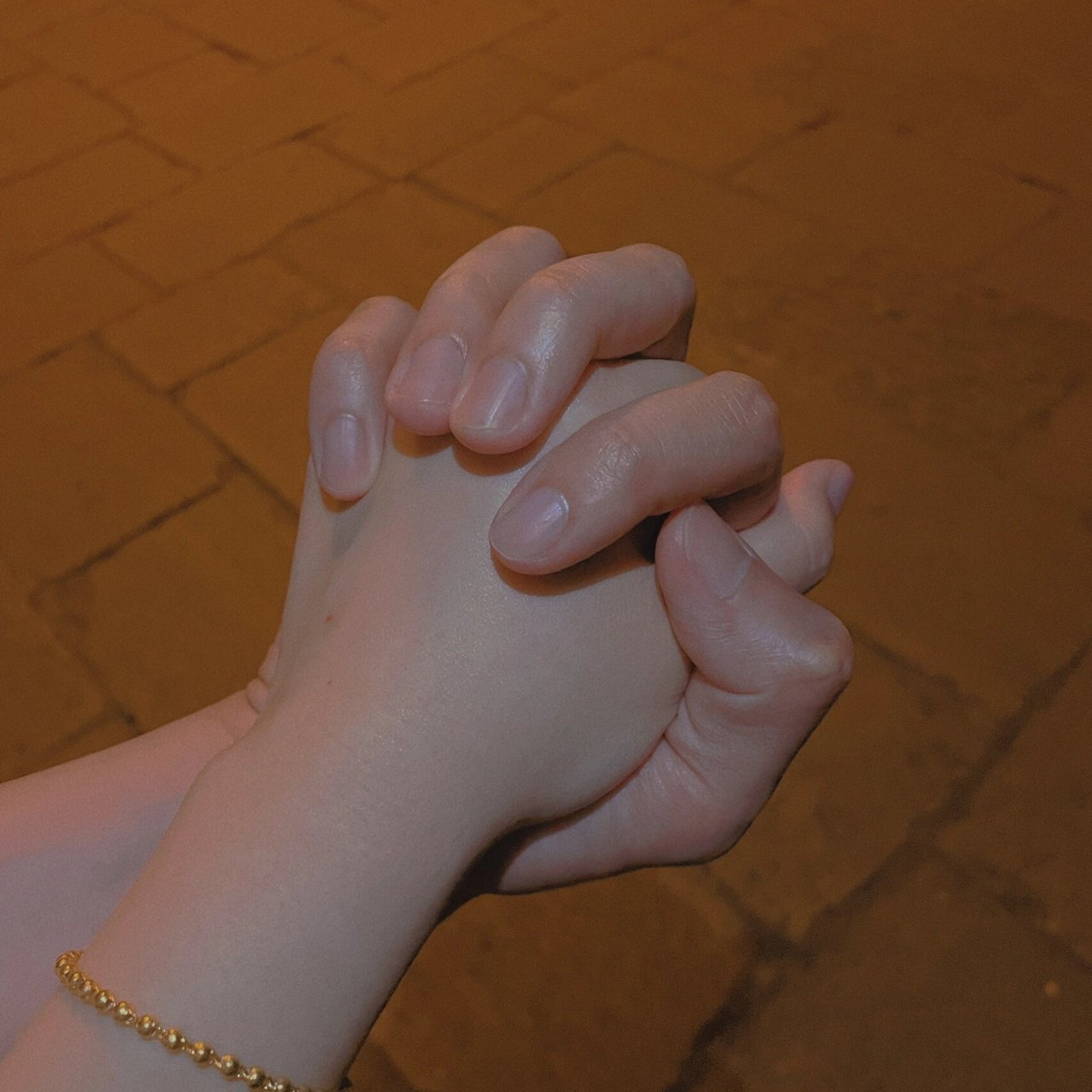 情侣秀恩爱手势照 拥有一双美手的男朋友 不抓住拍几张太可惜啦 不