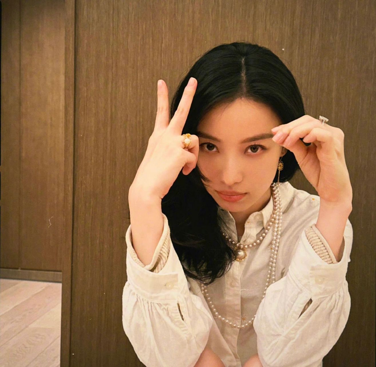 倪妮珍珠项链叠戴绝了 救命呀!太美了吧!眼花了!