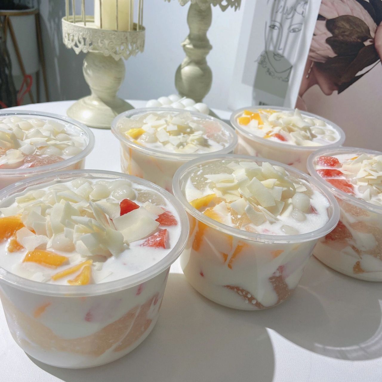 椰奶冰粉 糯叽叽的手搓糯米小圆子加上新鲜水果,些许椰子脆脆皮