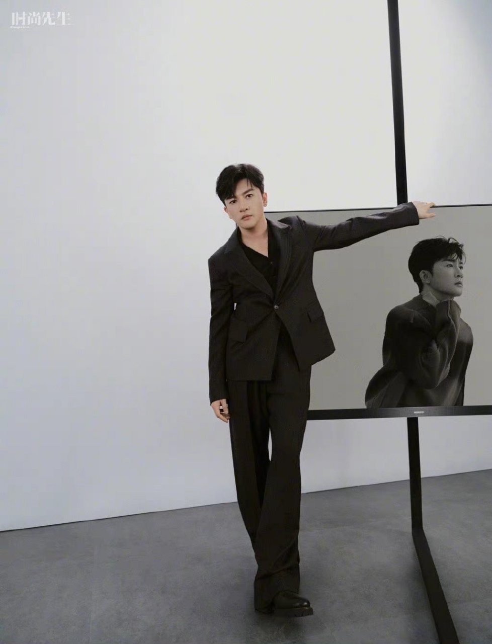 帅气斯文有气质,这样的男人真的是不老男神,而且身材保持的也很好,整