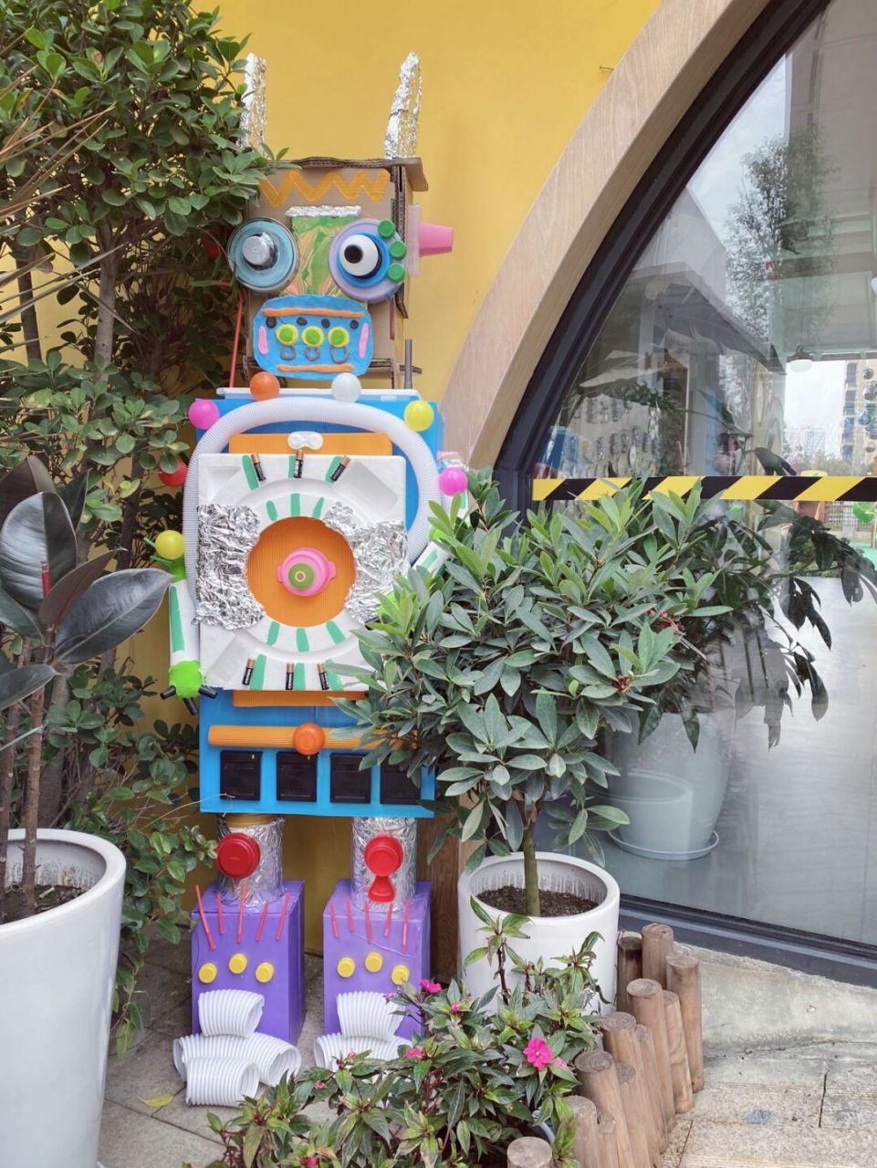 废旧纸箱机器人 回收材料 环保回收 	 #幼儿园环创# #纸箱机器人