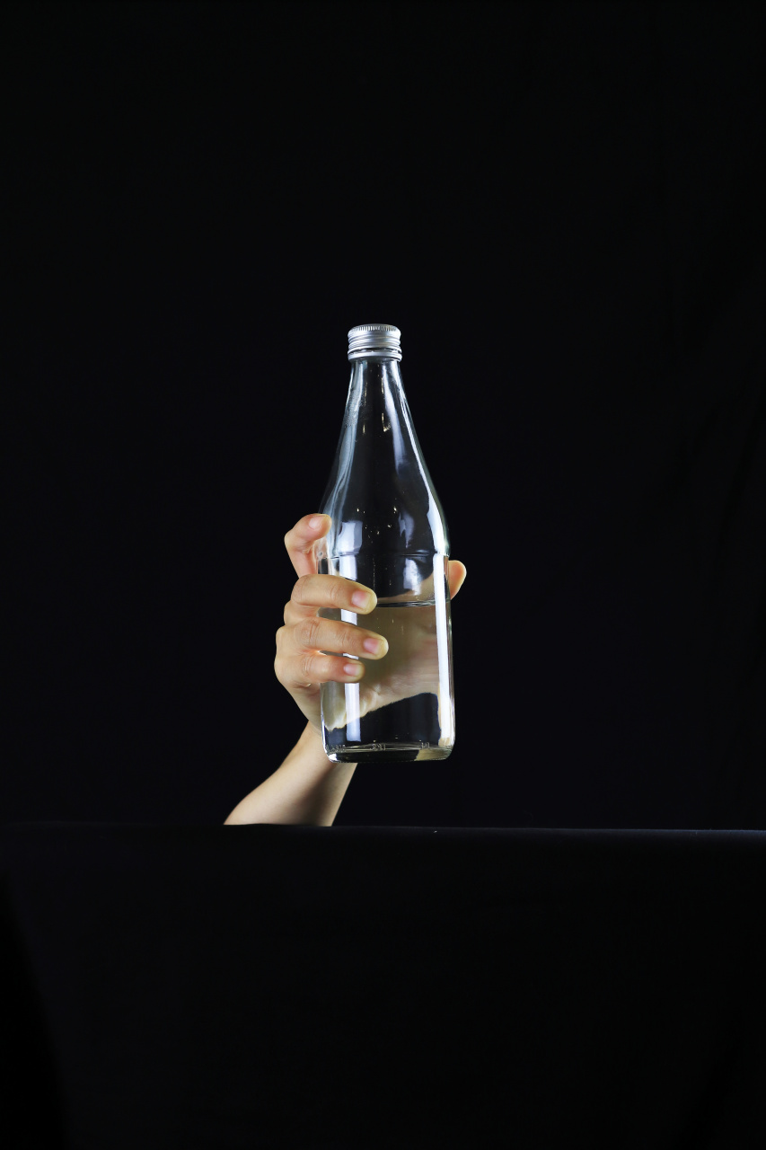 女生手持酒瓶动态参考#遇见艺术##绘画参考