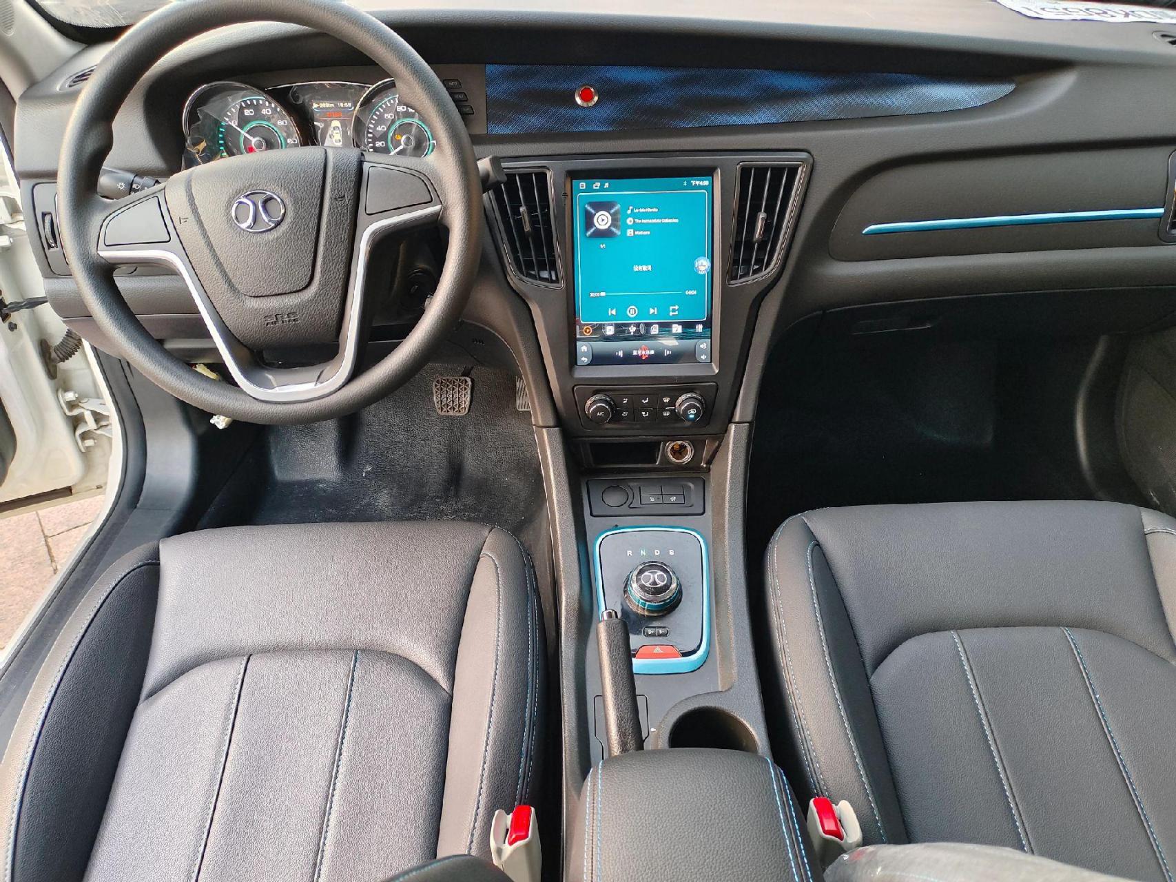 北汽eu300纯电续航305公里,全新车零公里,快慢充,指导价128900,整车