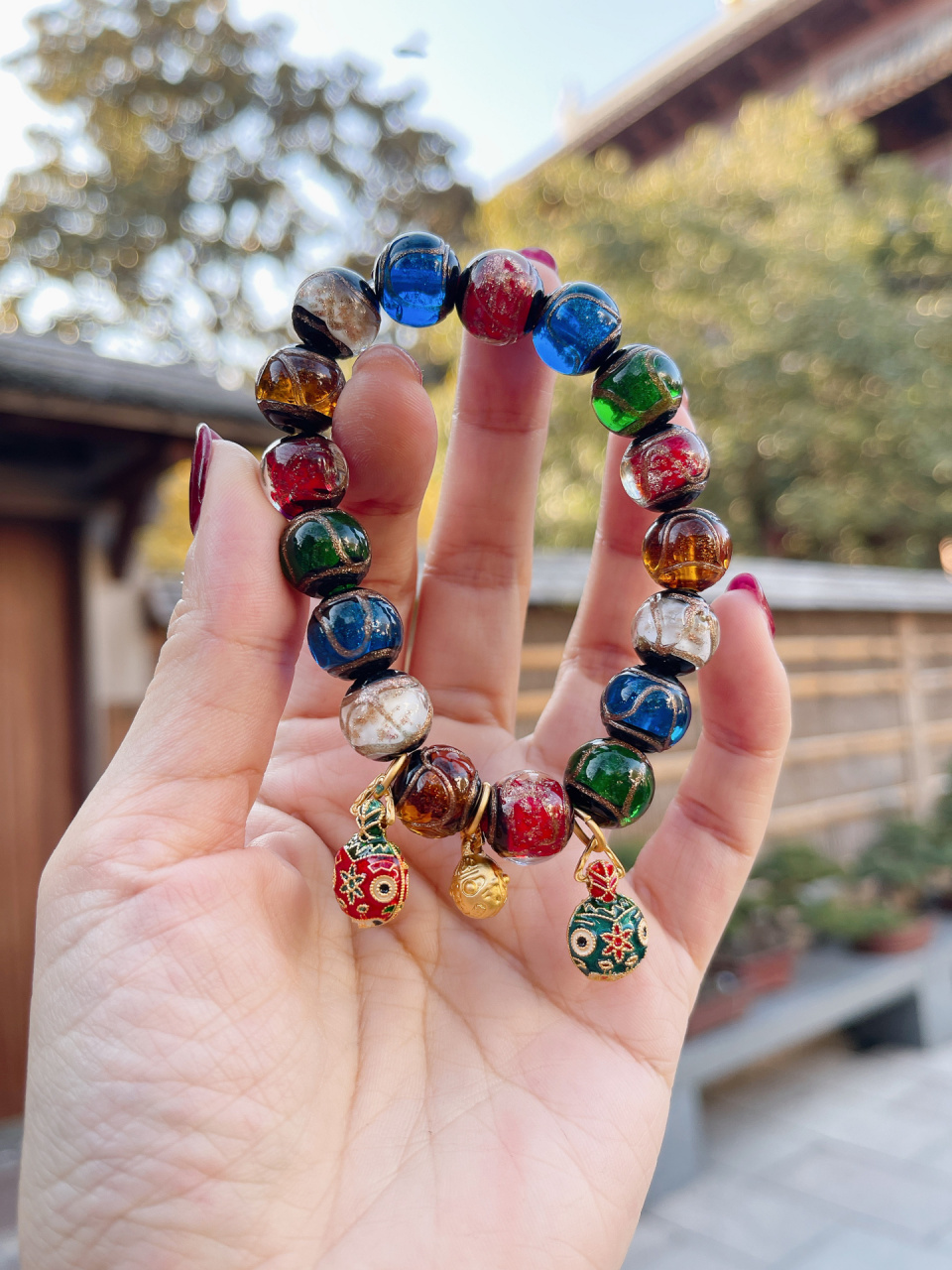 龙华寺的香灰琉璃手串好看耶!吞金兽一家! 吾呼!