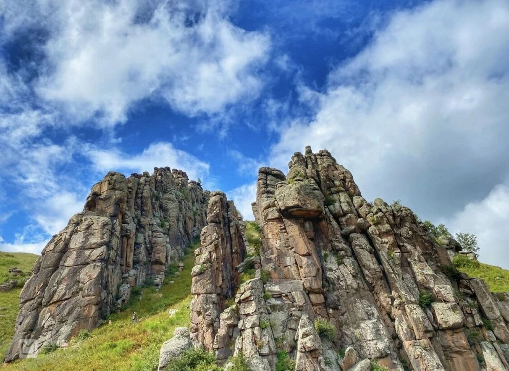 阿尔山市区北25公里处,是一处由10余座石峰组成的山石景区——玫瑰峰