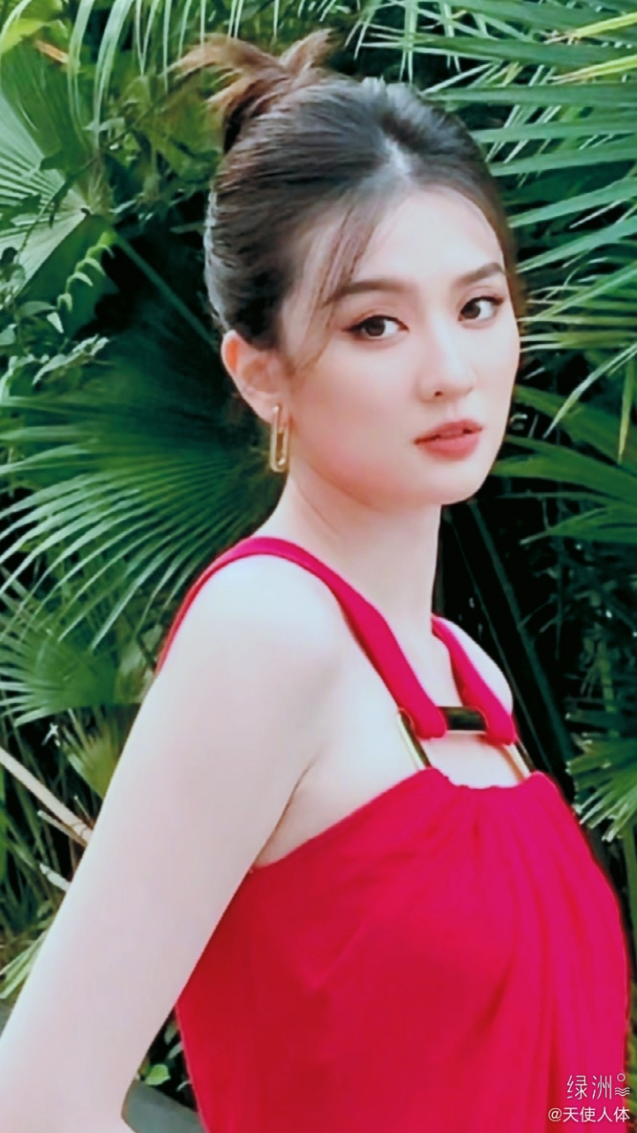乔欣,吊带红裙搭配泰式妆容,春日浪漫气息满满. #乔欣