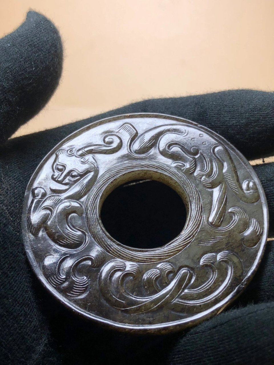 古玉之美——水银沁龙纹饰玉壁 料工型纹沁,五大要素.