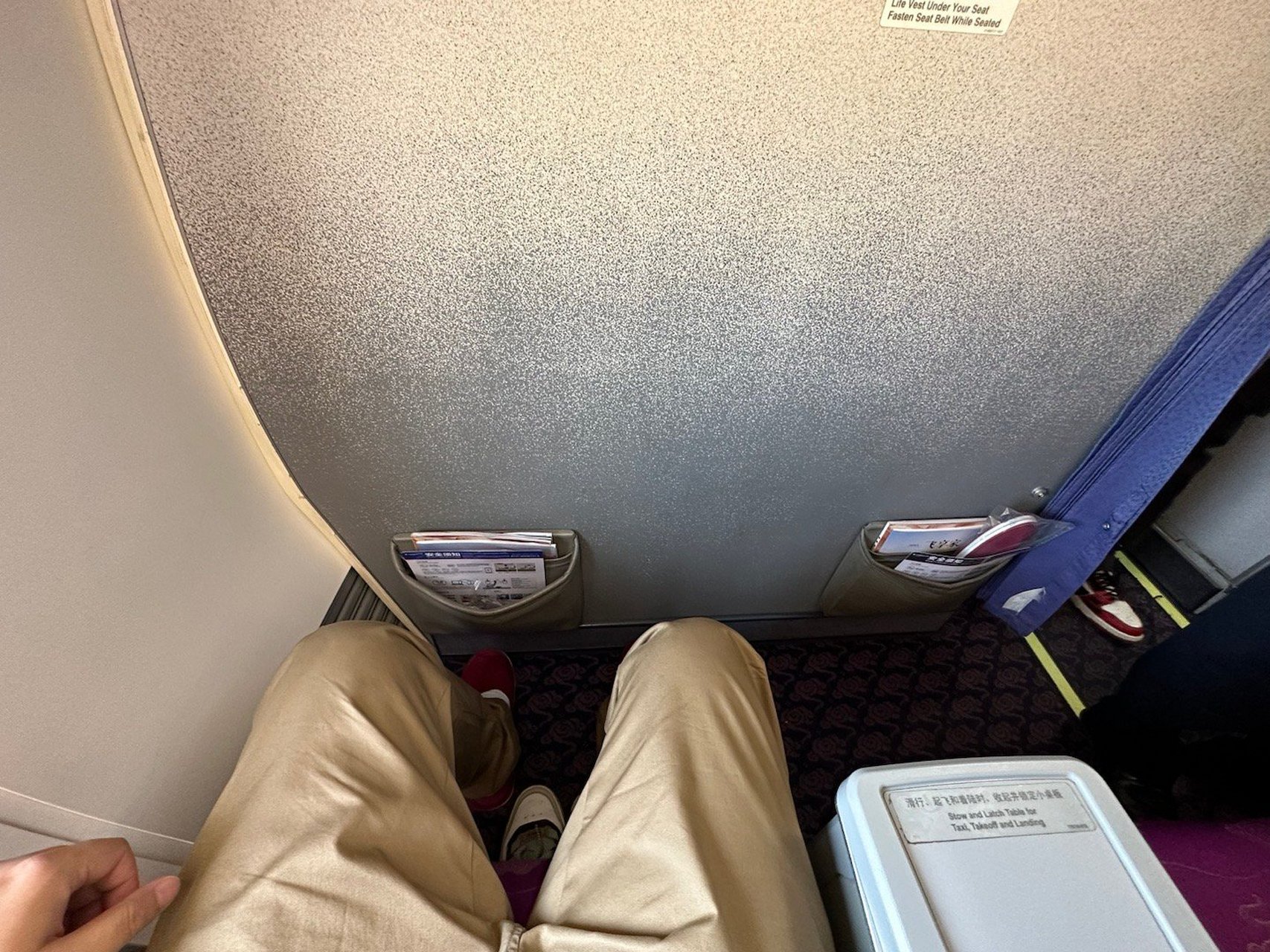 前天坐山东航空的737,选了第一排座位,但是空间巨小(图1).