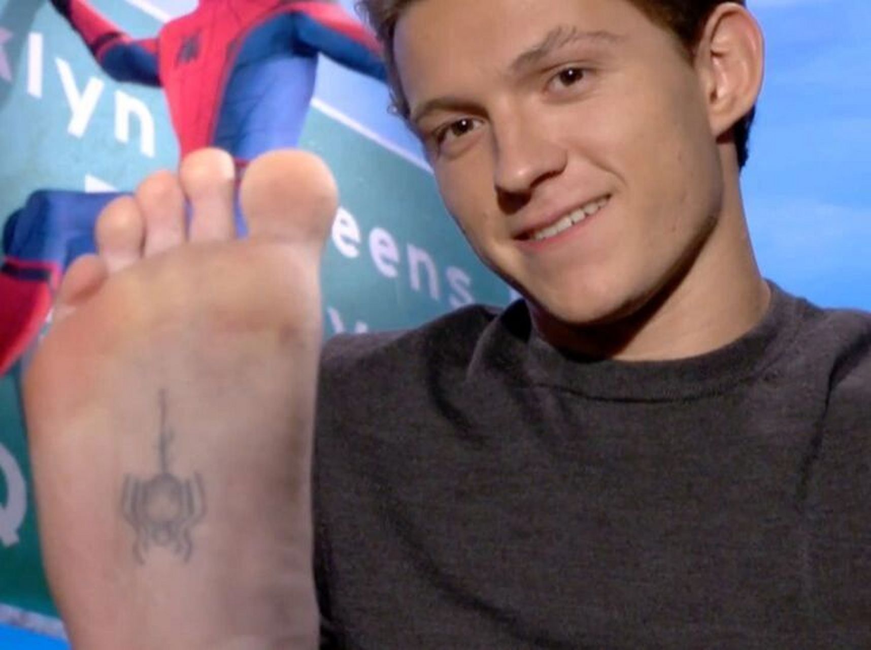 荷兰弟的脚板底蜘蛛纹身 很多歪果仁都喜欢纹身,荷兰弟也不例外,但疼