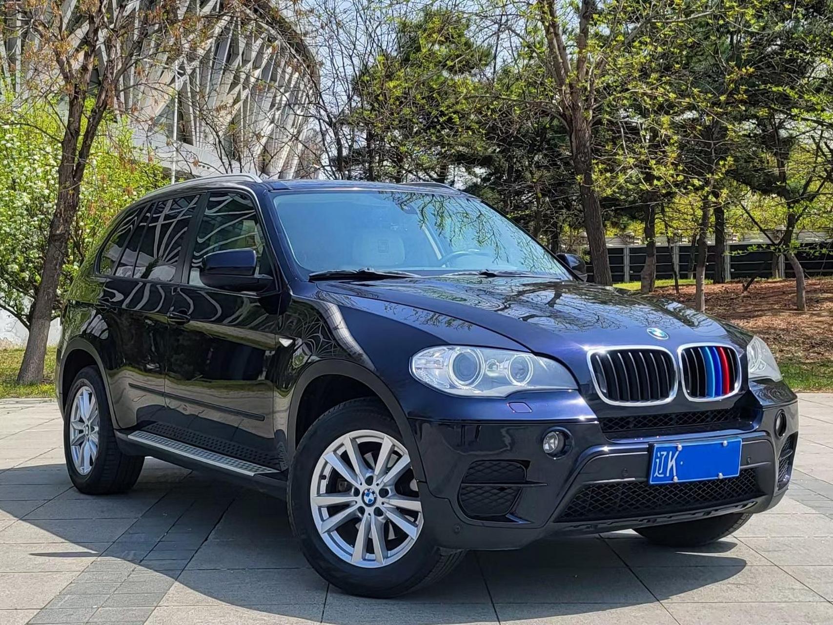 宝马x5 3.0t 八速四驱.经典宝石蓝颜色,电动尾门,抬头显示