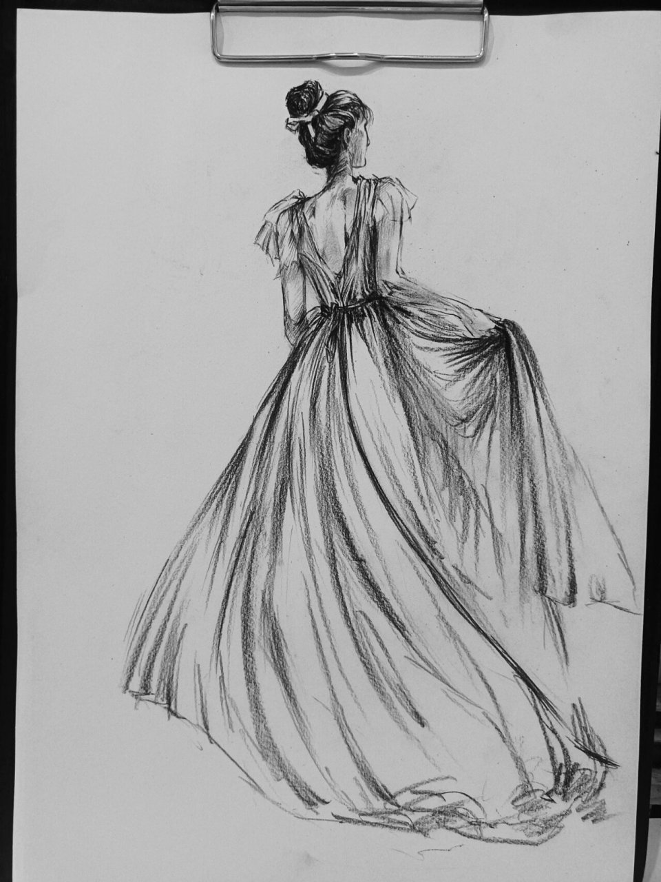 画一个小姐姐的背影 人物速写练习 图源来自wb