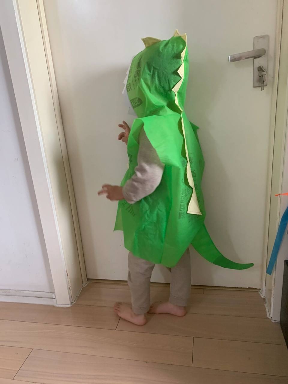 幼儿园手工作业,做衣服 幼儿园布置了废物利用做衣服作业,老母亲赶紧