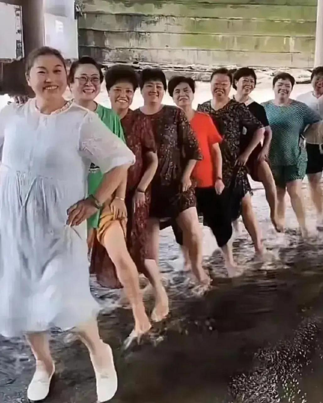 雅安鱼鳞坝涨水事件,出事的是一群退休阿姨,好日子还没过到头,竟然