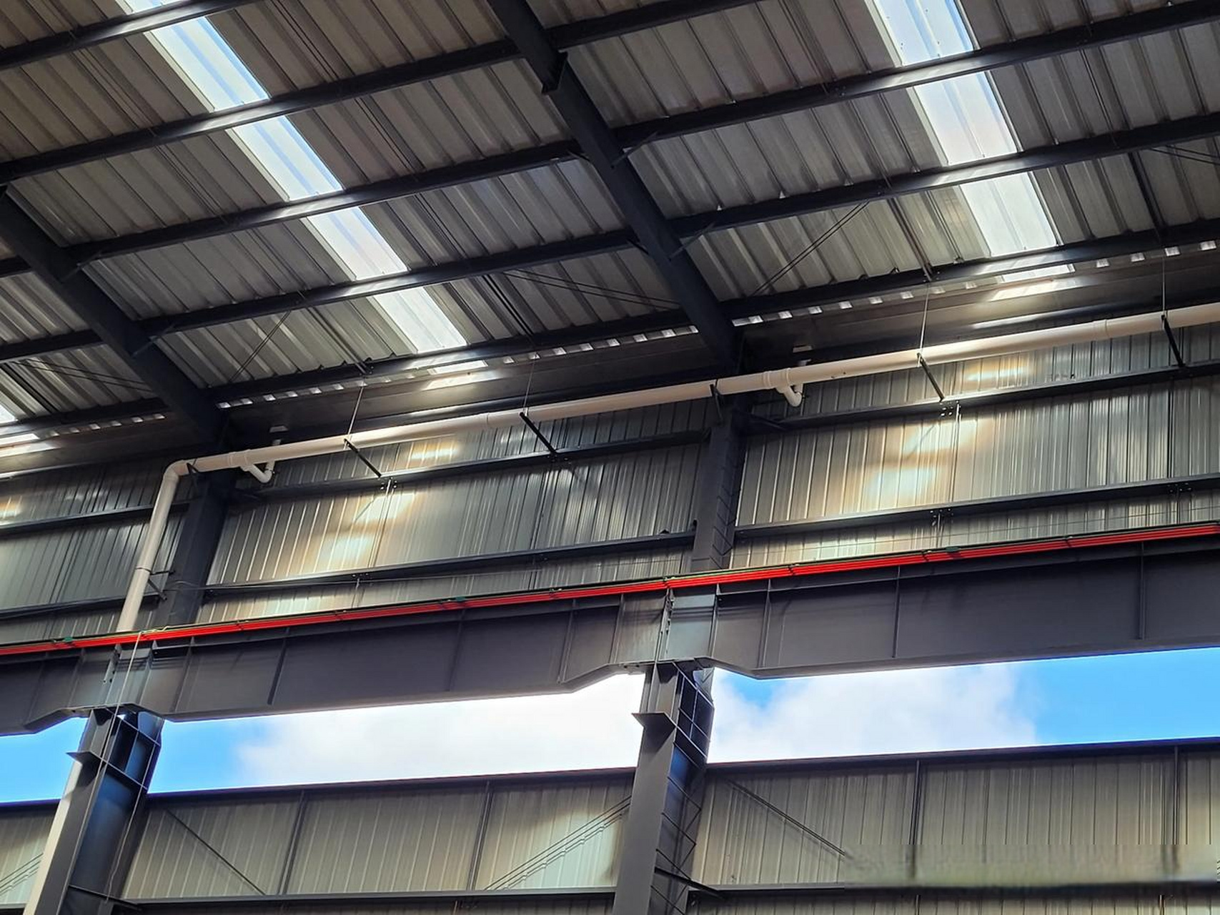 钢结构老陈说钢构:落水管的安装 1,塑料管材(pvc 管) 2,弯头 3,管卡 4