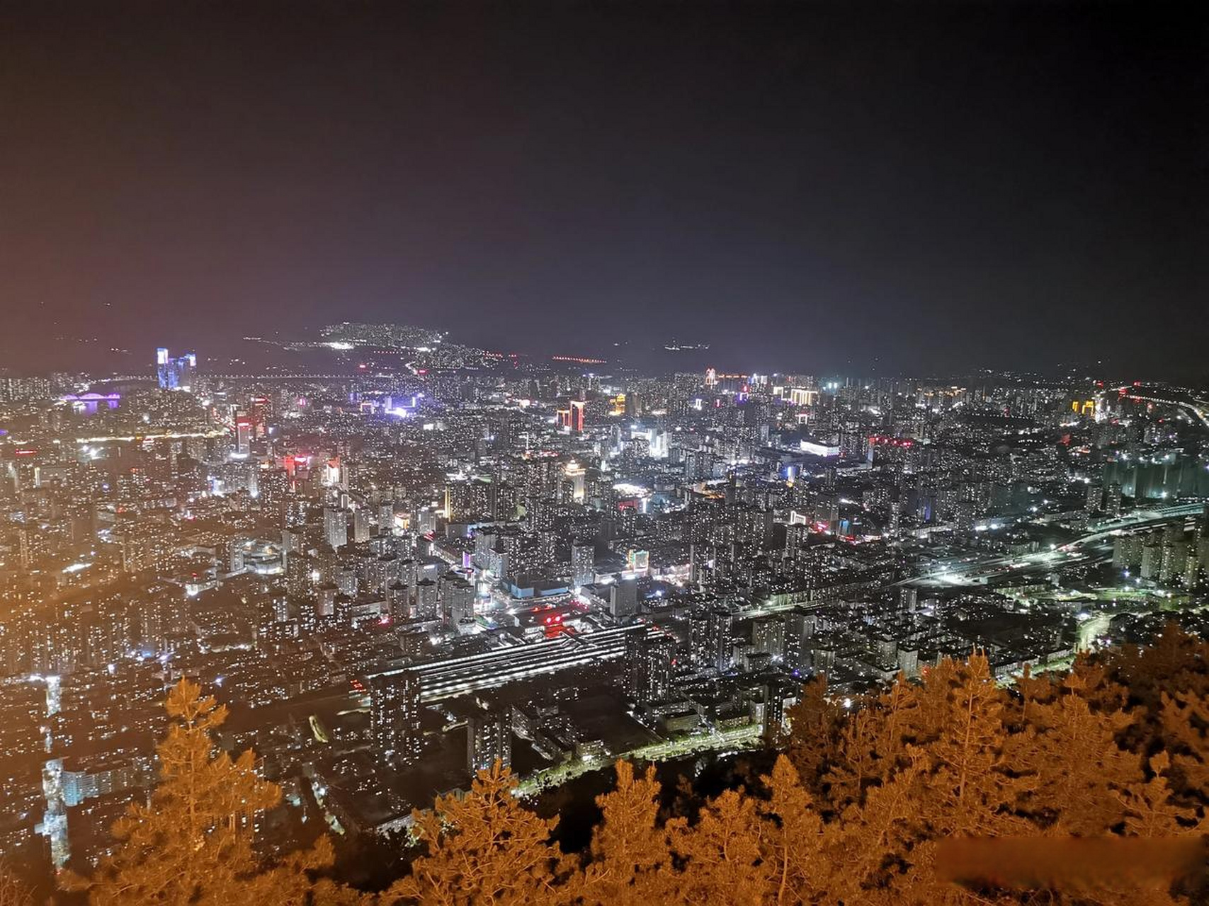 兰州夜景很美,兰山公园三台阁可以俯瞰全城,真漂亮,但有一点,夜里看