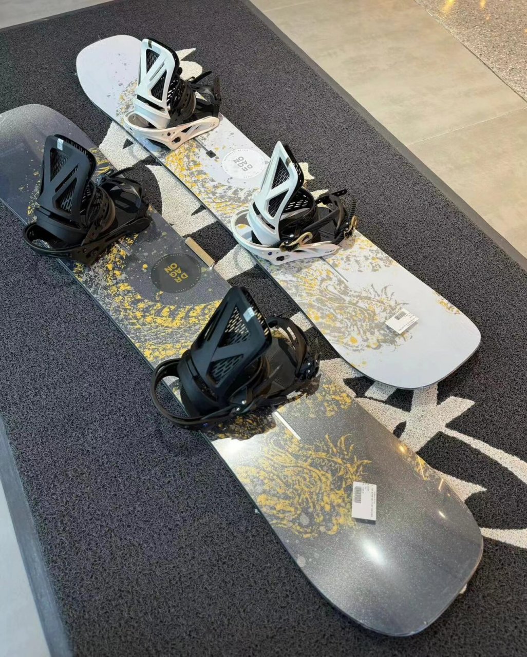 今日雪板推荐 23-24 burton龙年限定滑雪板 黑金色为男款 粉金色为女