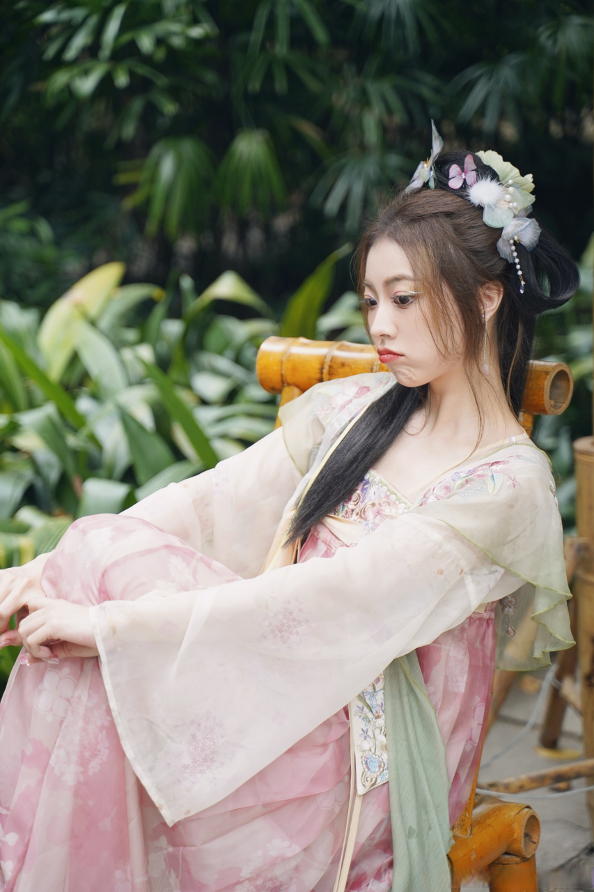 我的四月是汉服月98 #中国华服周# #最美华服图鉴# 看春光咿呀咿呀
