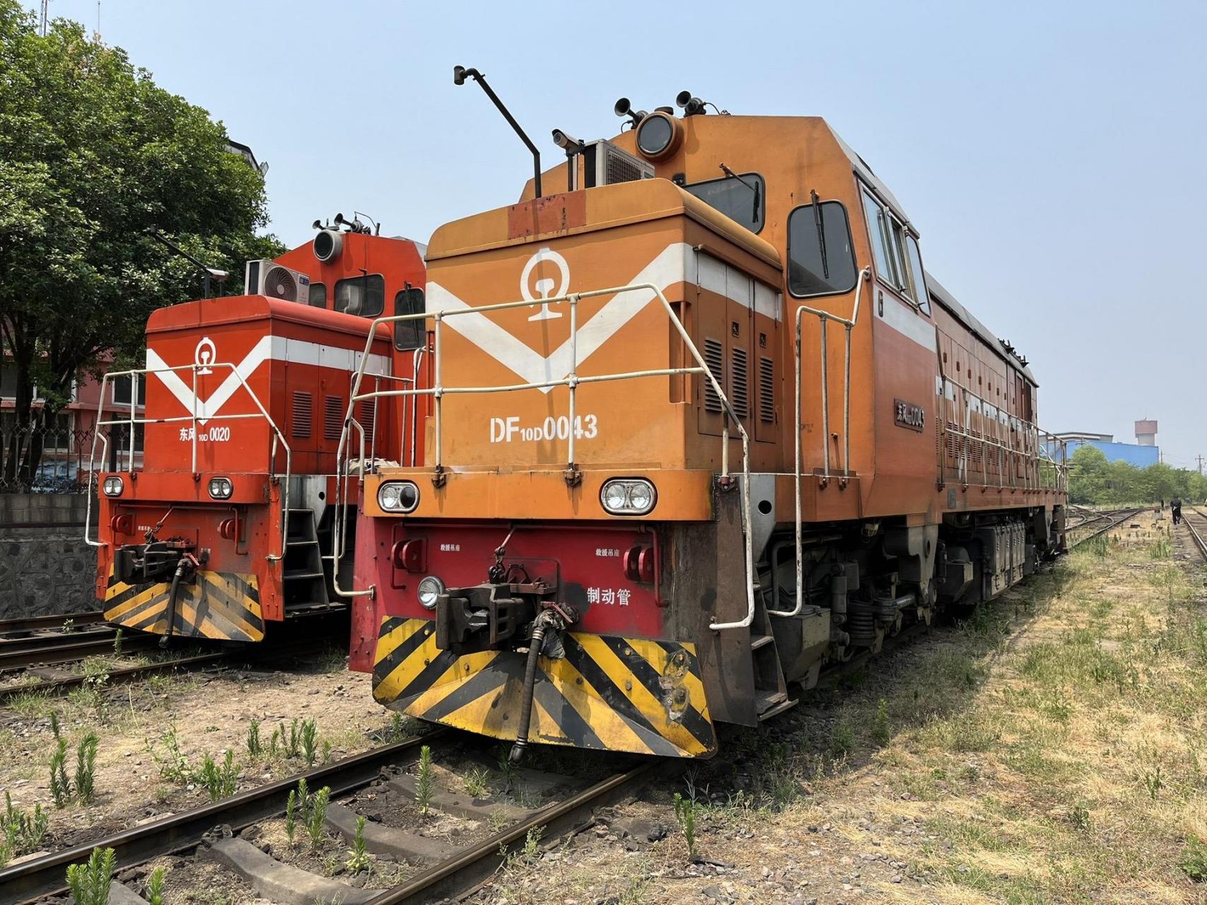 中车大连为地方厂矿企业研制的经典调车机车—df10dd型内燃机车.