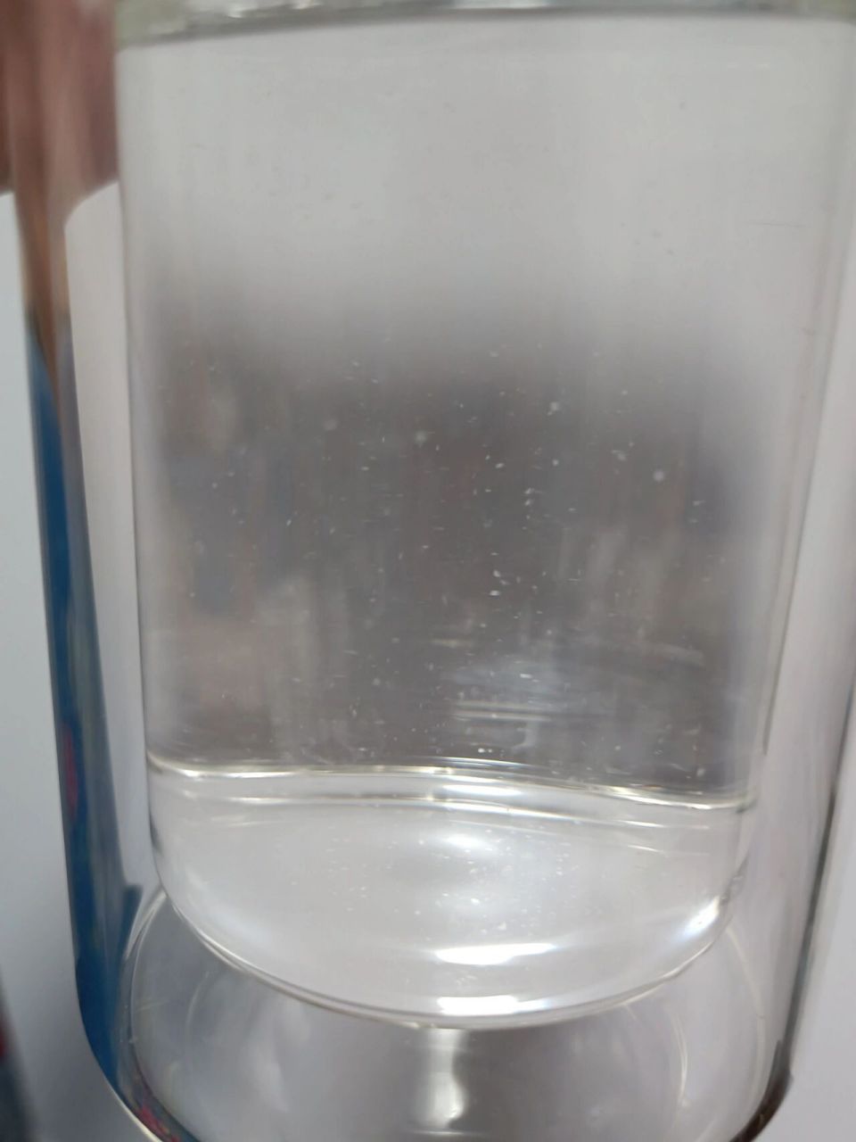 为什么常温水里有这么多白色漂浮物 一直用饮水机烧水,最近买了怡宝的