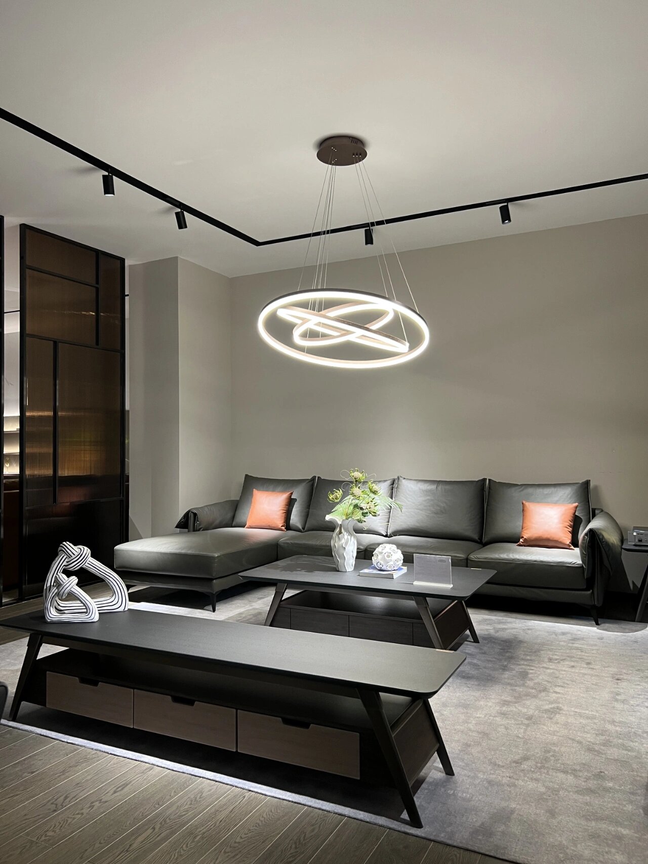 欧野家具在深圳是一家有26年历史的家具品牌, 但他们的家具设己很