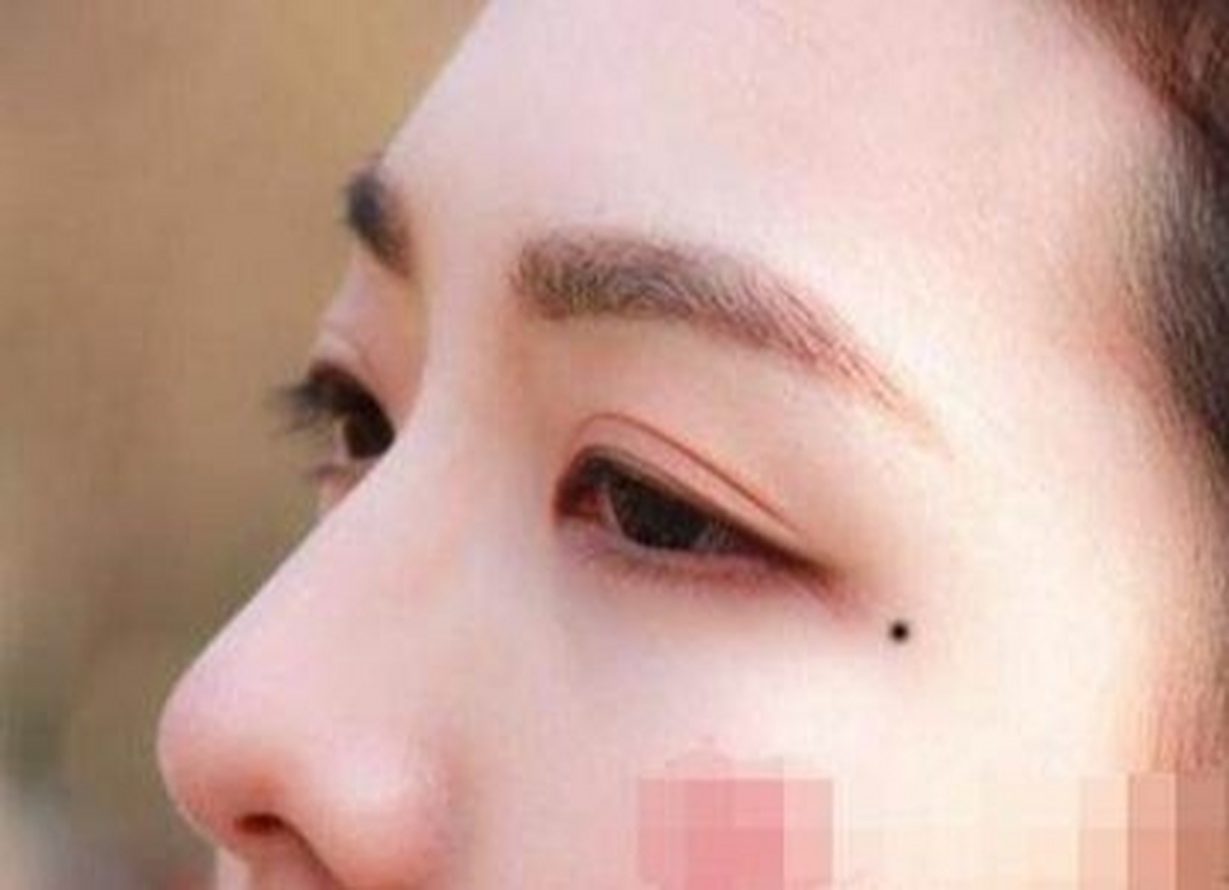 奸门有痣者性格上很阔气,很有魅力,所以异性缘很好,欲念重.