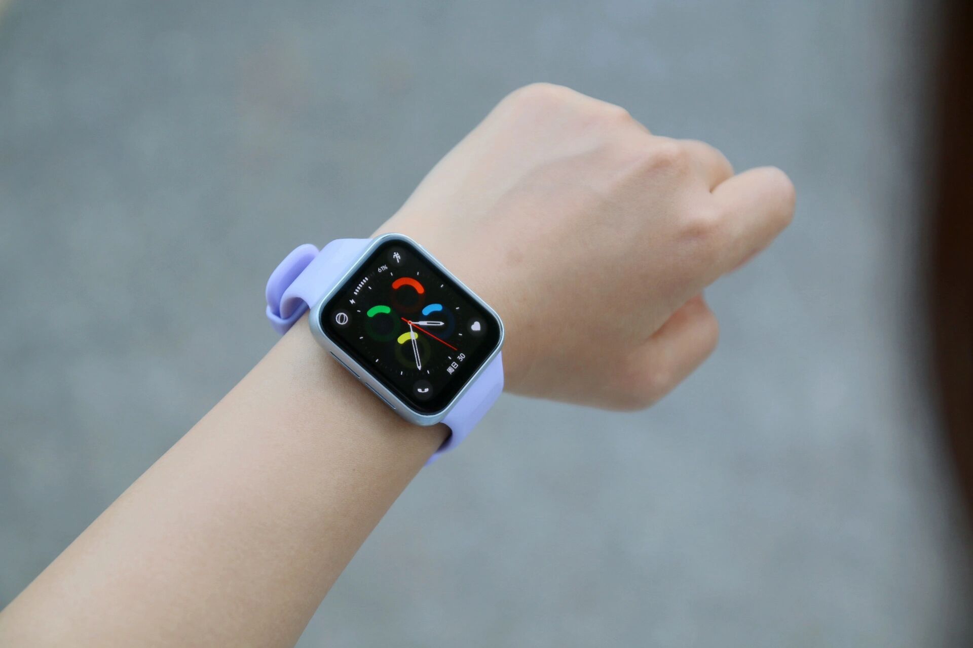 oppo watch se上手图,薄雾紫相当适合女生!