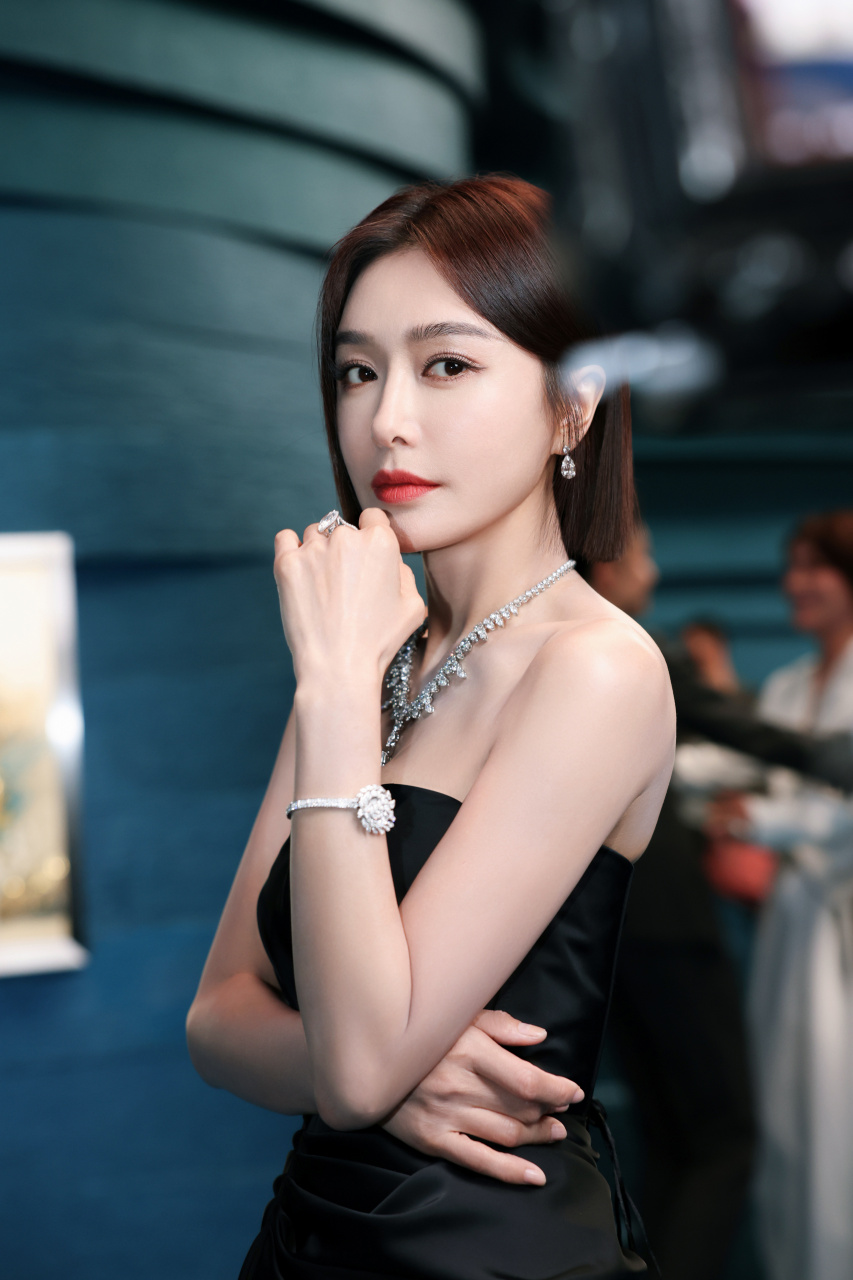 秦岚#一袭黑色礼服与耀目珠宝交错搭配96 感谢邀请, 一起探索 "