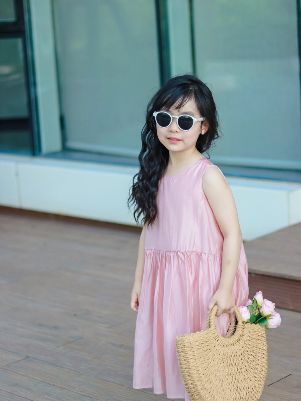 卷发甜酷小女孩 今天给女儿烫了一次性小卷毛, 穿上长款小粉裙 又酷又
