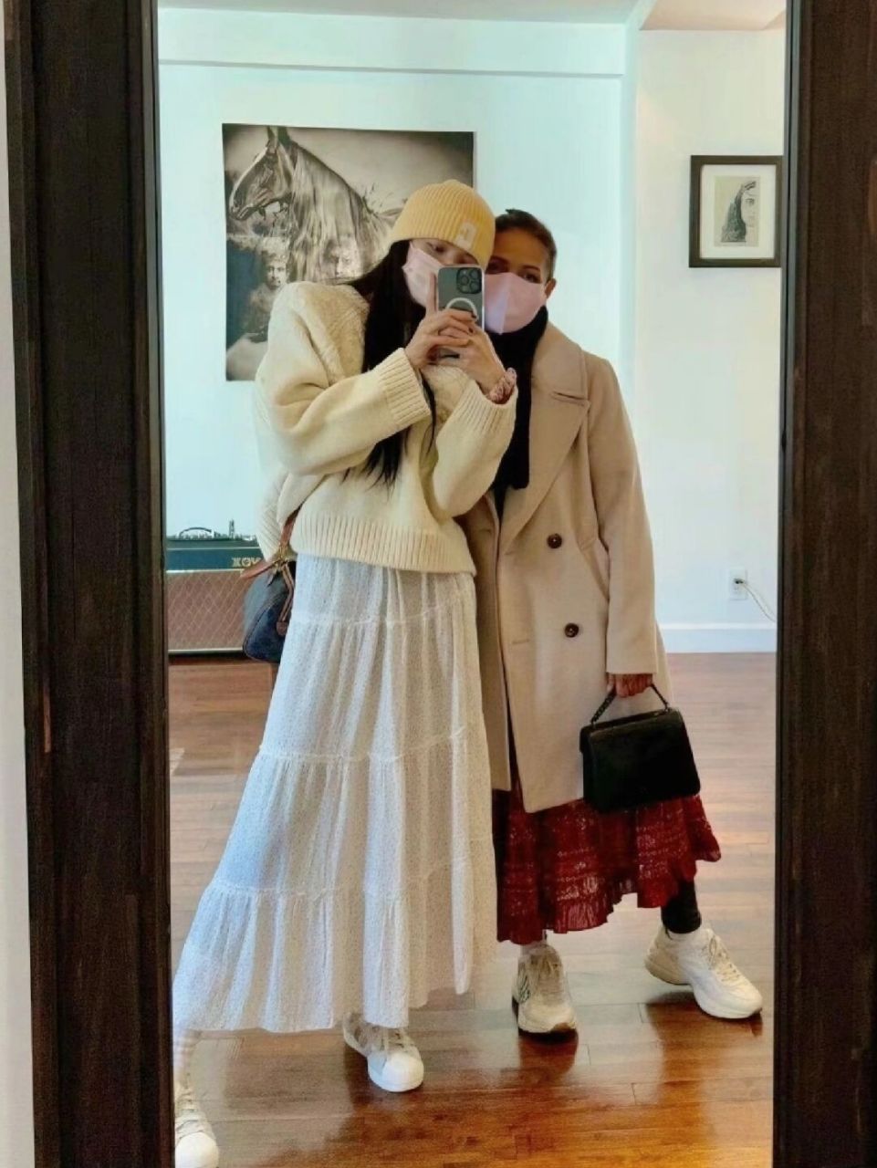 lisa妈妈晒对镜拍合照 太有爱啦!