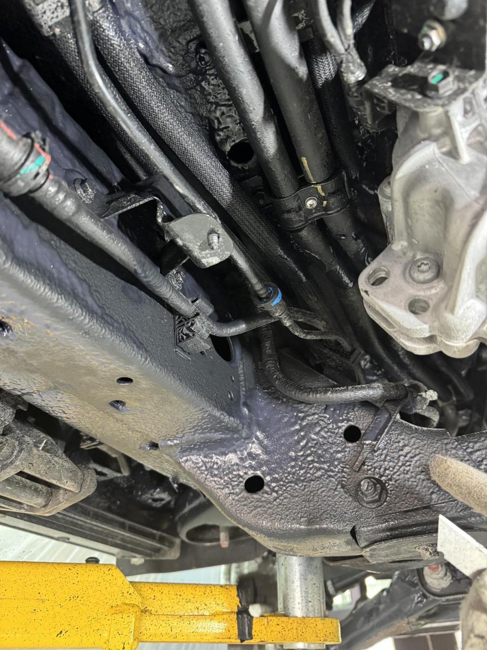 坦克来店里喷上底盘装甲 在威海这座城市,底盘装甲是对抗风沙与海水