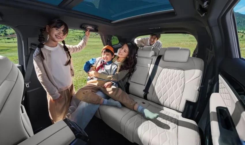 家人坐车国外拼车服务一家人乘坐零跑b10意大利   多孩家庭  乘车出行