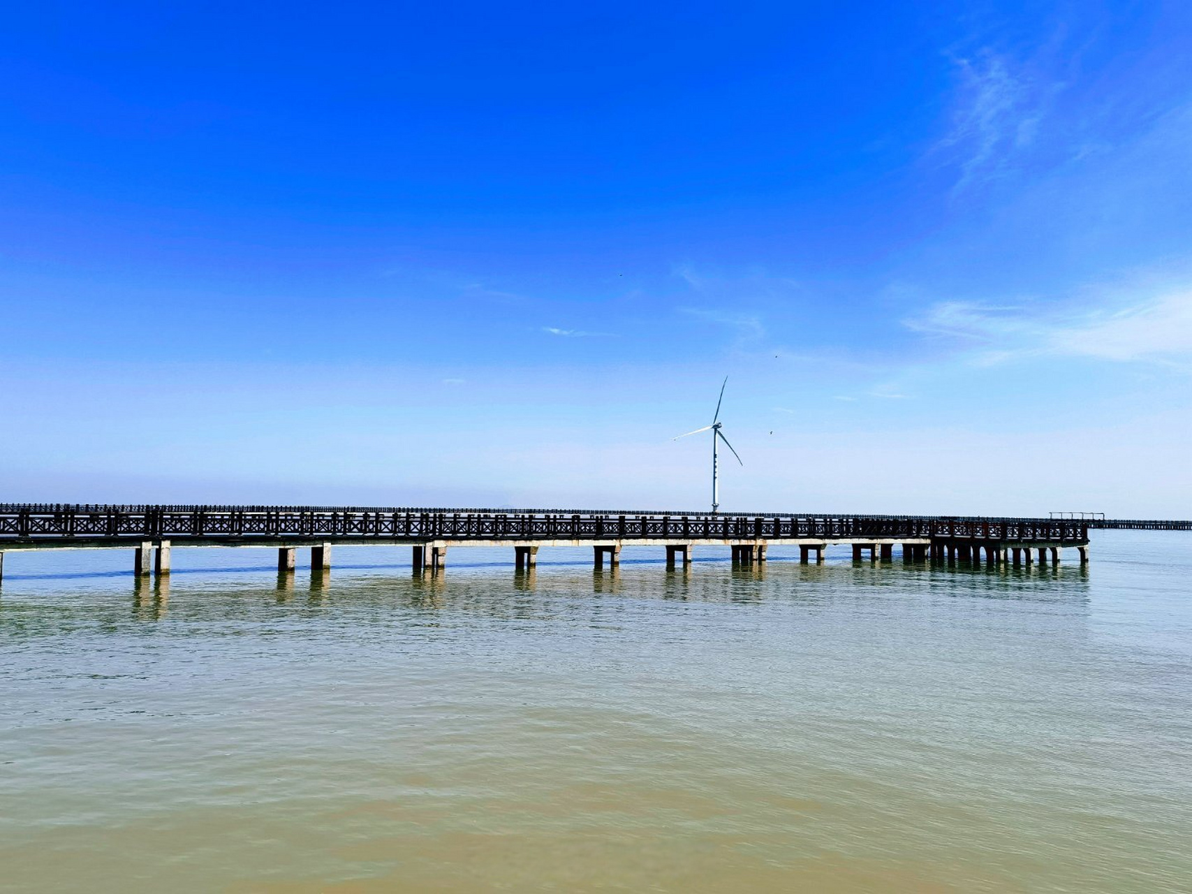 今天来到位于江苏盐城最北边的响水县,游览陈家港的"网红海滩",放眼望