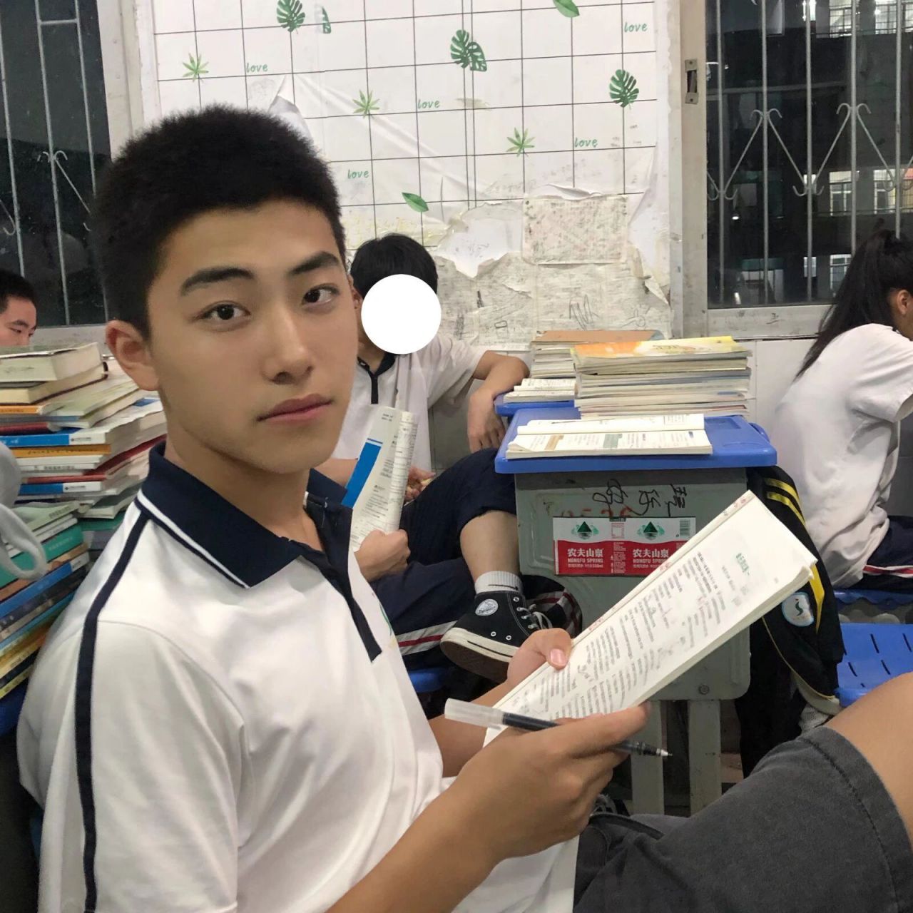 男高中生 燥热的晚自习正在努力学习!