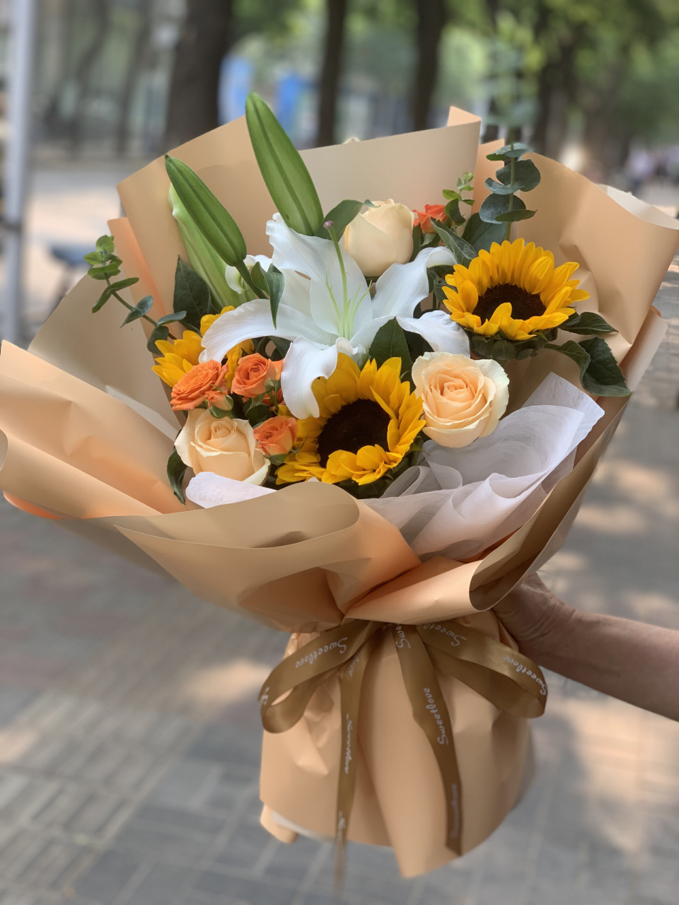 百合向日葵混搭花束 忙的时候90不太愿意安排百合花束, 骑手配送