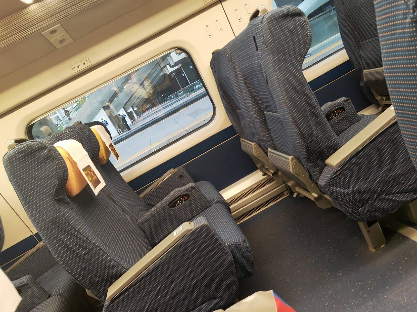 和谐号一等座,疫情期间一个人一节车厢 无功无过的一等座,相比二等座