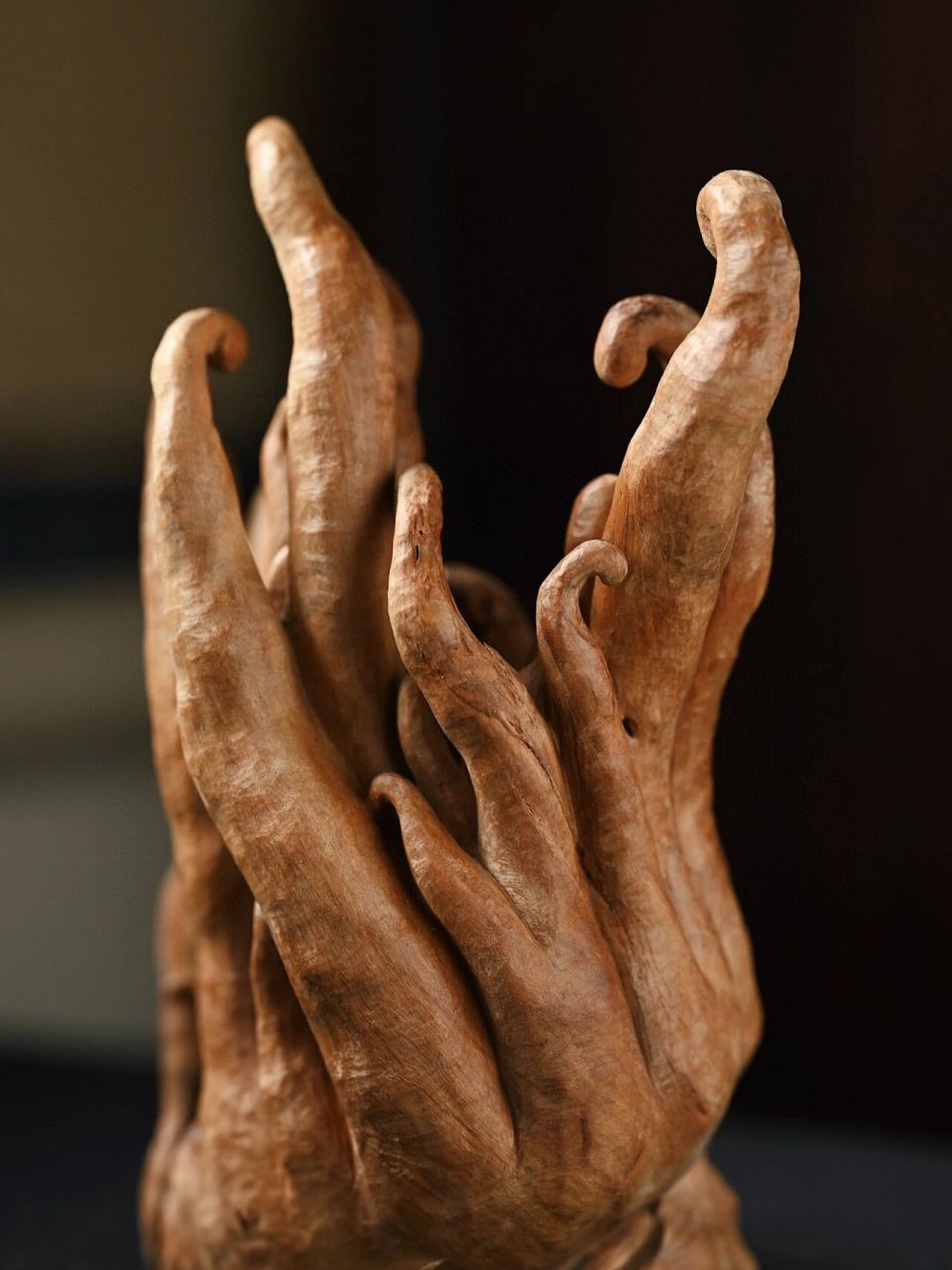 老山檀"佛手" 色泽凝润,纯手工雕刻佛手形,形态饱满,古朴自然,清供