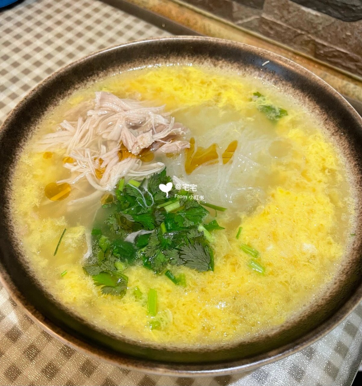 鸡汤冲蛋 大火熬了两个小时的老母鸡,用母鸡汤冲蛋,提前泡发好的粉丝