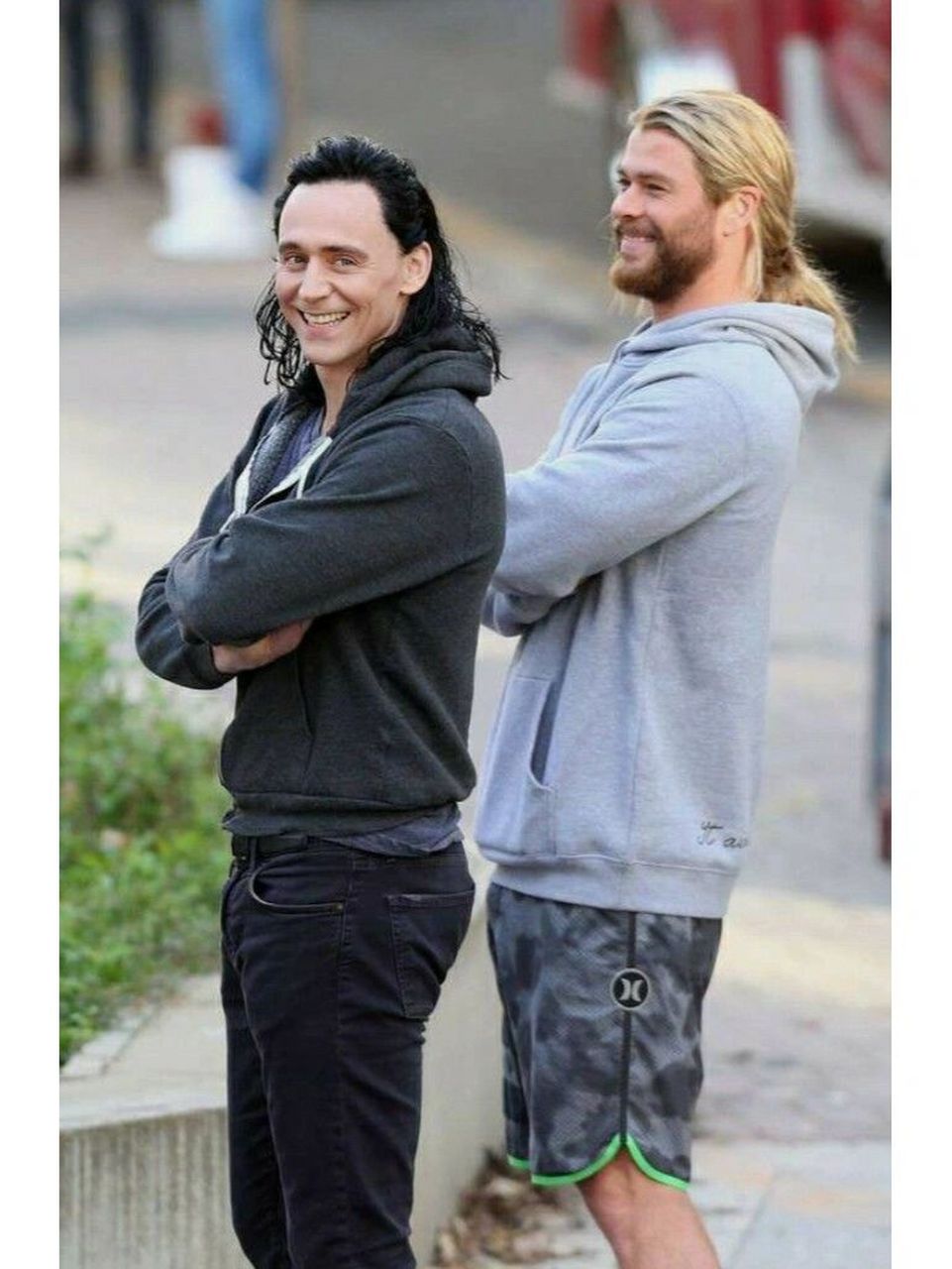 雷神与洛基兄弟情深 在电影里面,他们俩相爱相杀.