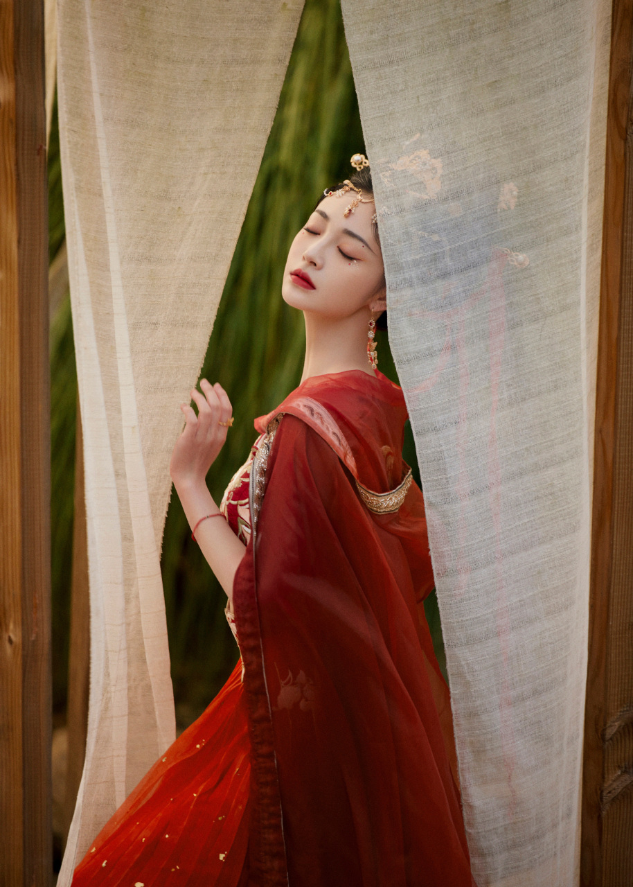 周洁琼红衣古装风大片:红衣入梦,衣袂飘飘,轻舞霓裳,明眸流盼,再现