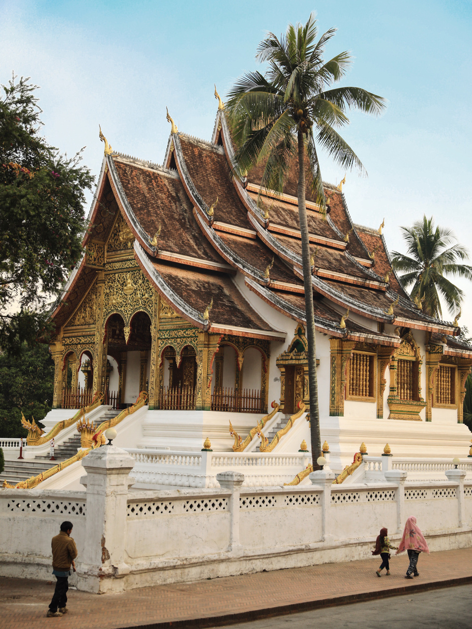 1,打卡大皇宫 大皇宫是琅勃拉邦最好看的建筑了,皇宫不大,主要白金两