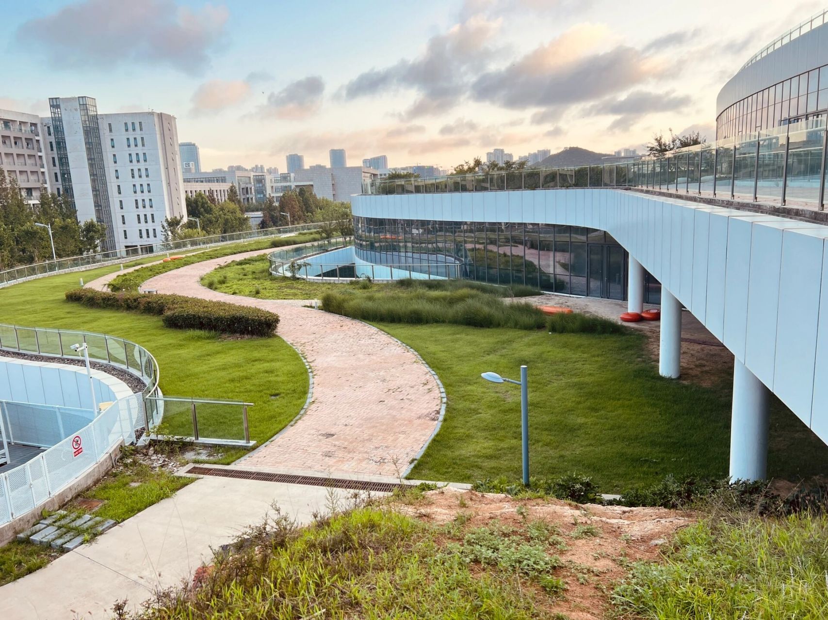 中国石油大学(华东) 好喜欢这里的图书馆和空中花园99