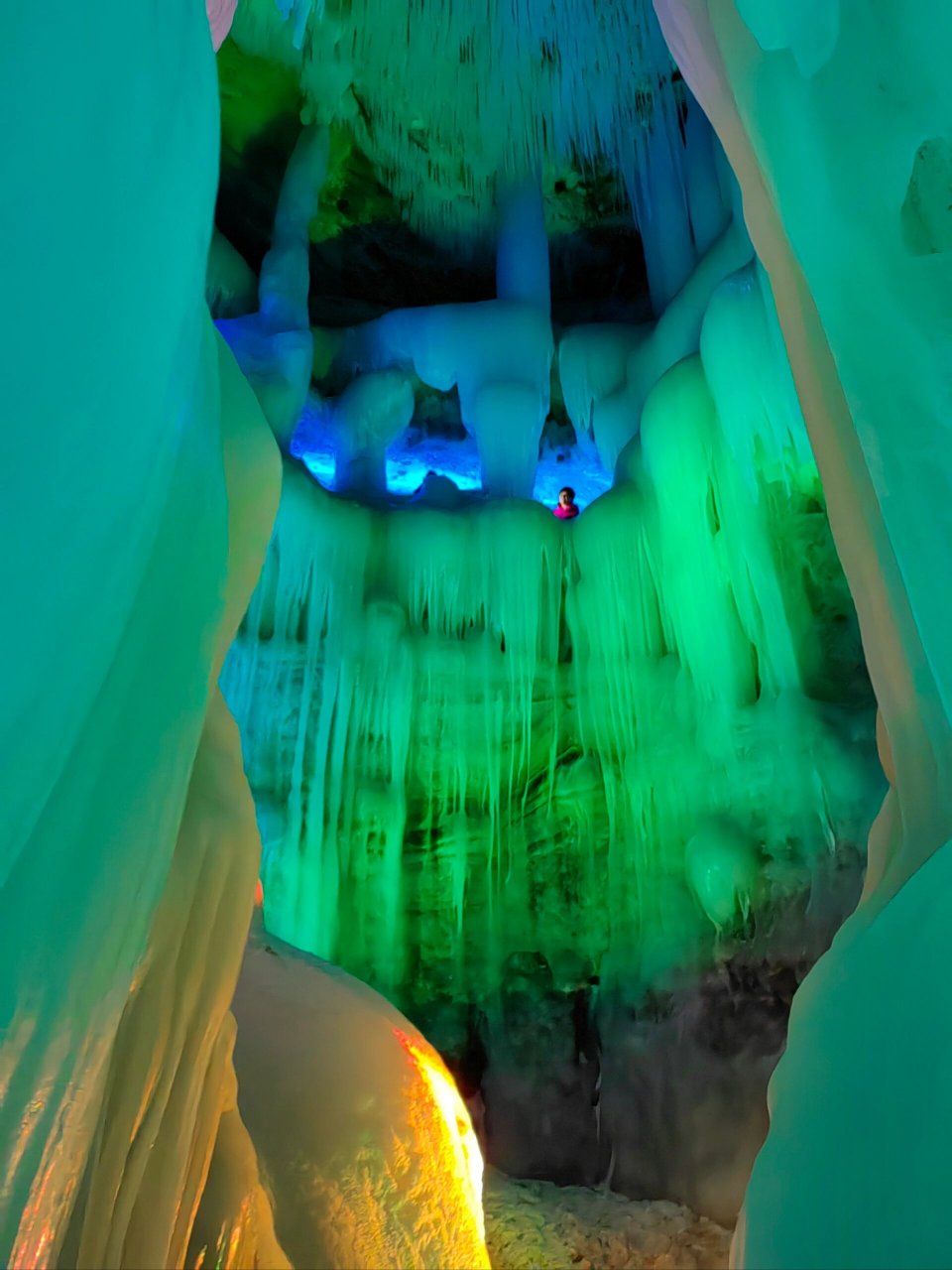 这是一个神奇的山洞,洞内四季冰封,即使三伏炎夏,洞外绿草如茵,百花